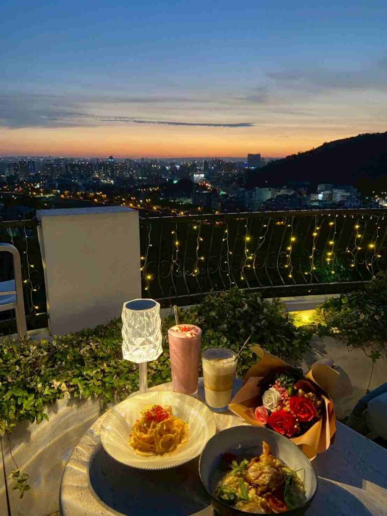 【台中夜景餐廳】眺高
拿鐵 野莓優格果昔 干貝鮭魚卵義大利麵 軟殼蟹海膽味噌燉飯